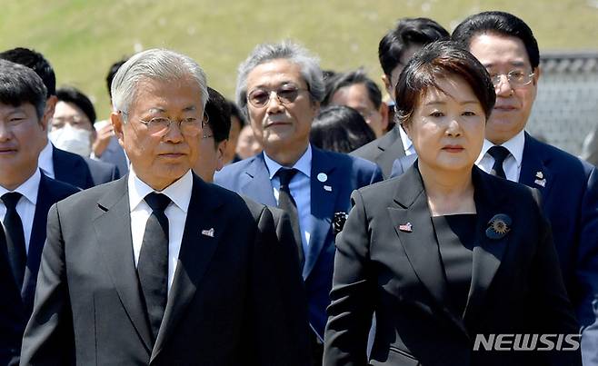 [광주=뉴시스] 김혜인 기자 = 문재인 전 대통령과 부인 김정숙 여사가 11일 오전 광주 북구 운정동 국립 5·18민주묘지에 들어서고 있다. 2023.05.17. hyein0342@newsis.com