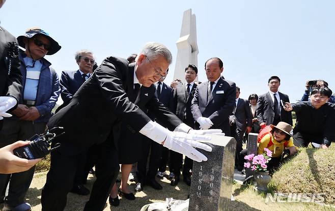 [광주=뉴시스] 김혜인 기자 = 문재인 전 대통령이 17일 오전 광주 북구 운정동 국립 5·18민주묘지를 찾아 고 문재학 열사를 참배하고 있다. 2023.05.17.hyein0342@newsis.com