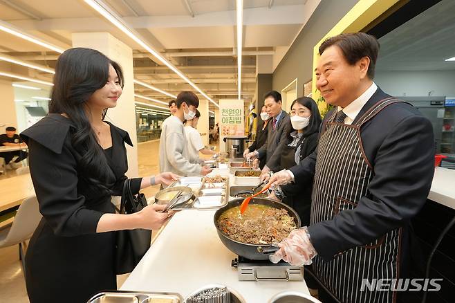 [완주=뉴시스]윤난슬 기자 = 우석대학교 전주캠퍼스는 재학생들의 건강한 대학 생활을 지원하고자 '1000원의 아침밥 사업'을 본격 시작했다고 17일 밝혔다.2023.05.17.(사진=우석대 제공)