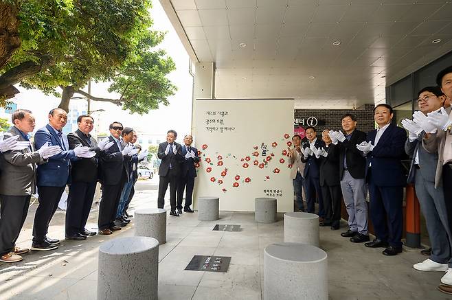 [제주=뉴시스] 양영전 기자 = 이종우 서귀포시장과 김희중 9대 광주대교구장, 김성훈 제주4·3유족회 서귀포시지부 회장 등 관계자들이 17일 오후 제주 서귀포시 서홍동 서귀포시청에서 '제주4·3과 오월걸상 제막식'에 참석해 기념 촬영을 하고 있다. (사진=서귀포시청 제공) 2023.05.17. photo@newsis.com *재판매 및 DB 금지