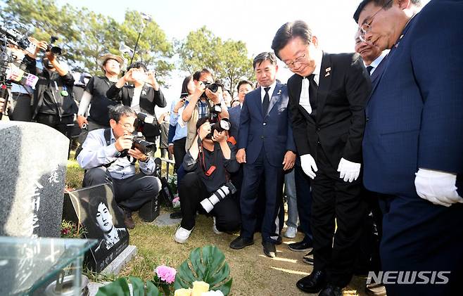 [광주=뉴시스] 변재훈 기자 = 이재명 더불어민주당 대표가 5·18민주화운동 43주년을 하루 앞둔 17일 오후 광주 북구 망월동 민족민주열사묘역 내 이한열 열사 묘 앞에서 묵념하고 있다. 2023.05.17. wisdom21@newsis.com