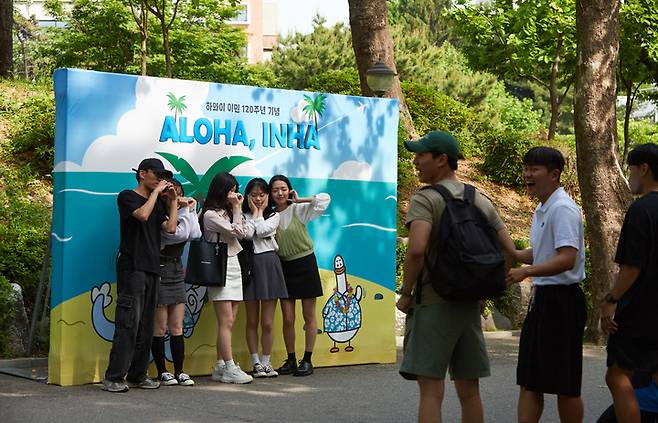 [인천=뉴시스] 인하대학교 학생들이 하와이를 주제로 한 포토존에서 기념 사진을 촬영하고 있다. (사진=인하대 제공) *재판매 및 DB 금지