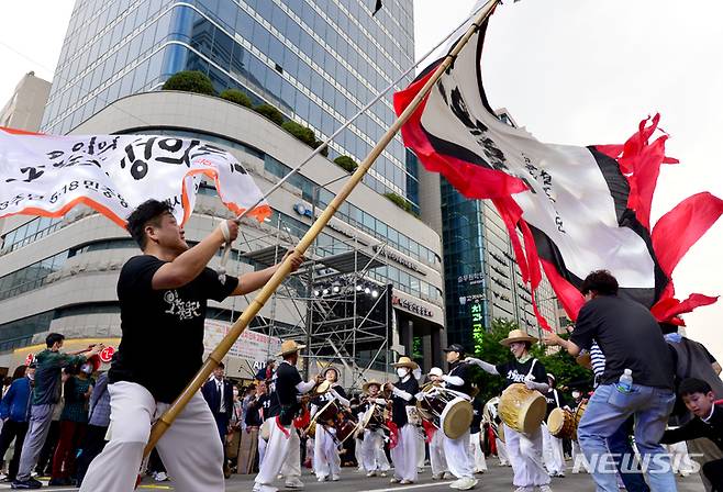 [광주=뉴시스] 김혜인 기자 = 제 43주기 5·18전야제가 열린 17일 오후 광주 동구 금남로에서 풍물패가 민주평화 대행진을 재연하고 있다. 2023.05.17. hyein0342@newsis.com