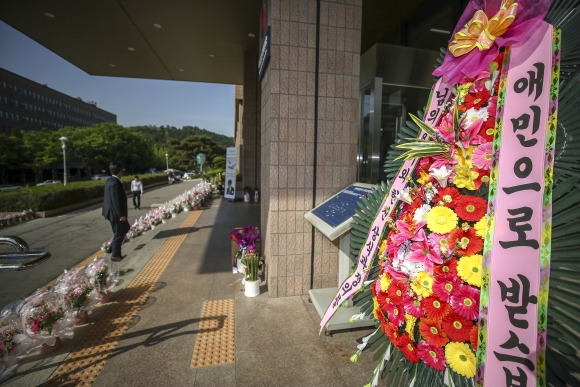 법무부 계단에 쌓인 한동훈 법무부장관 취임 1주년 축하 꽃 - [과천=뉴시스] 정병혁 기자 = 한동훈 법무부장관 취임 1주년인 17일 오전 경기 과천시 정부과천청사 법무부 출입계단이 지지자들이 보낸 꽃들로 가득차있다. 2023.05.17. jhope@newsis.com  <저작권자ⓒ 공감언론 뉴시스통신사. 무단전재-재배포 금지.>