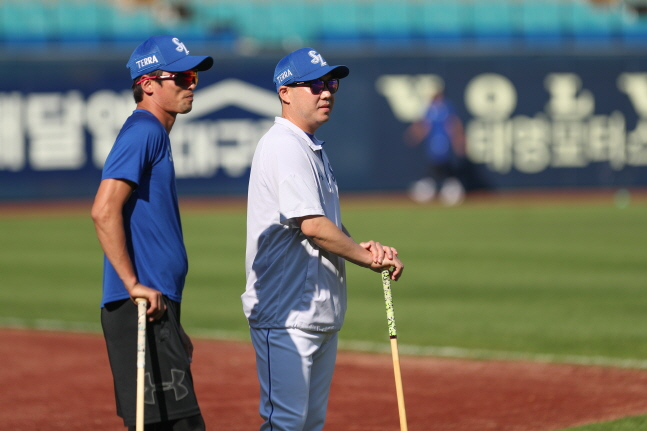 박진만 삼성 라이온즈 감독(오른쪽). /사진=삼성 라이온즈