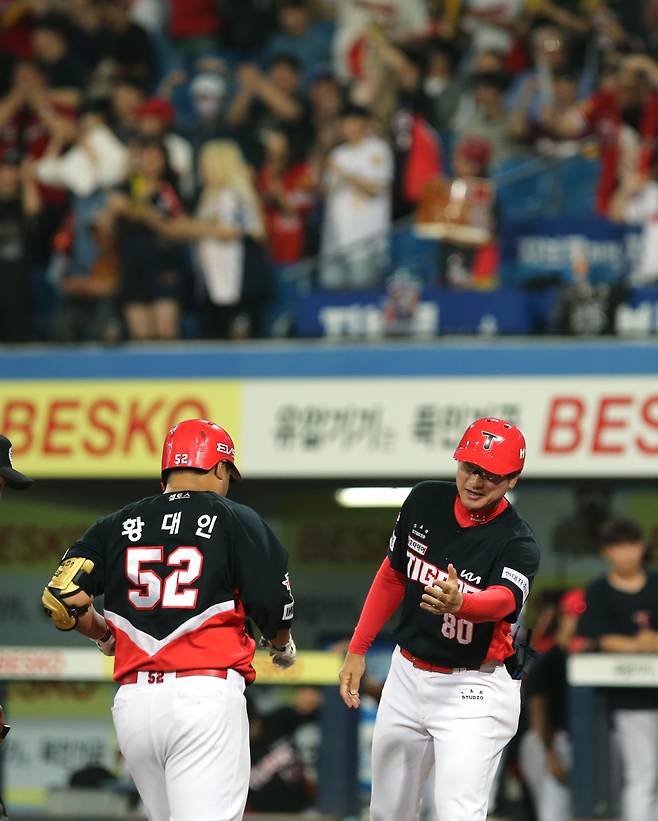 홈런을 때린 뒤 홈을 밟고 이현곤 코치의 환영을 받는 황대인(왼쪽). /사진=KIA 타이거즈