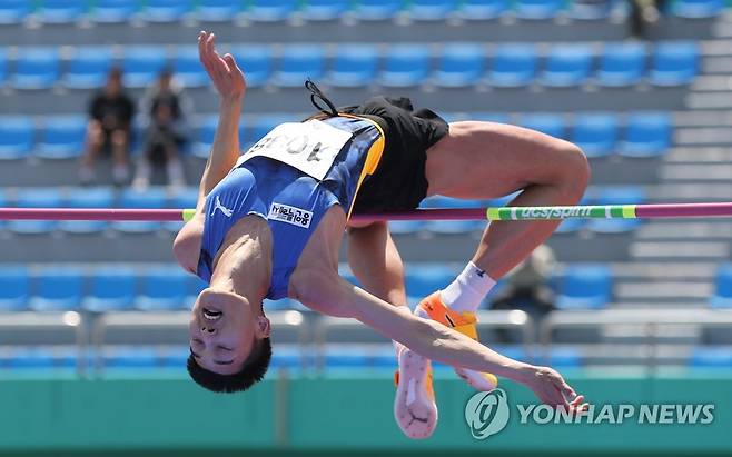 우상혁 '가뿐히' (예천=연합뉴스) 윤관식 기자 = 우상혁(27·용인시청)이 9일 경북 예천스타디움에서 열린 제51회 KBS배 전국육상경기대회 높이뛰기 남자대학·일반부 결승에서 2ｍ32를 1차시기에 성공하고 있다. 2023.5.9 psik@yna.co.kr