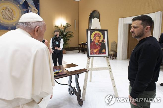 젤렌스키 우크라이나 대통령이 프란치스코 교황에게 선물한 그림. 어린 예수가 검은 윤곽선으로만 그려져 있다. [EPA=연합뉴스 자료사진. 재판매 및 DB 금지]