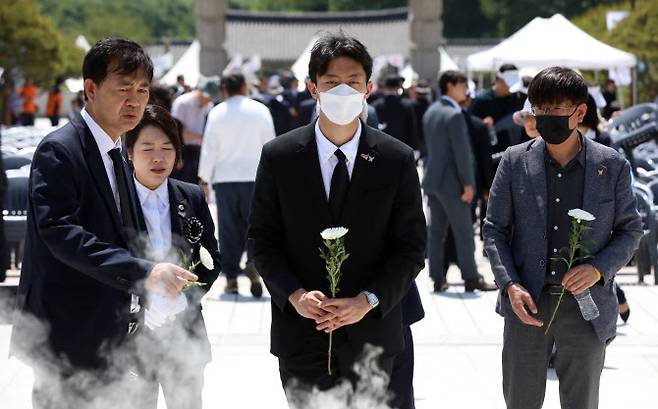 전직 대통령 고 전두환씨의 손자 전우원씨가 17일 광주 북구 국립5·18민주묘지에서 열린 5·18 민중항쟁 제43주년 추모식에 참석해 헌화하고 있다 (사진=연합뉴스)