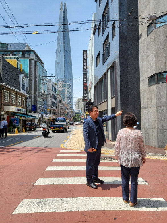 송파구의 주거안심 매니저가 동행해 전세 사기 피해를 방지하고 있다. (사진=송파구 제공)