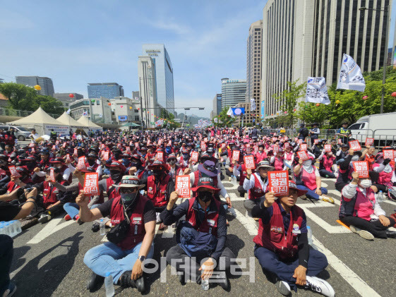 민주노총 건설노조가 지난 16일부터 17일까지 오후 서울 중구 세종대로 일대에서 1박2일간 총파업 결의대회 집회를 열고 있다.(사진=이영민 수습기자)