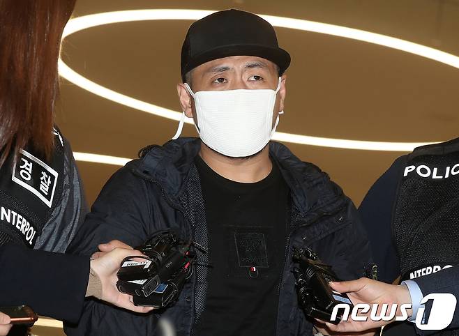태국 파타야에서 불법 도박 사이트를 운영하다 컴퓨터 프로그래머를 구타해 살해한 혐의를 받는 김모씨가 인천국제공항을 통해 송환되고 있다. 2018.4.5/뉴스1 ⓒ News1 민경석 기자