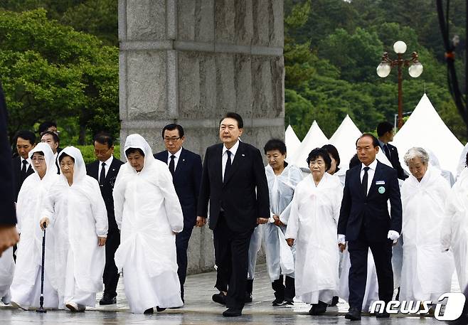 윤석열 대통령이 18일 제43주년 5·18민주화운동 기념식 '오월정신 국민과 함께'에 참석하기 위해 광주 북구 국립 5·18민주묘지로 들어서고 있다. 윤 대통령 입장은 오월어머니들과 공법단체장 등이 함께 했다.2023.5.18/뉴스1 ⓒ News1 김태성 기자