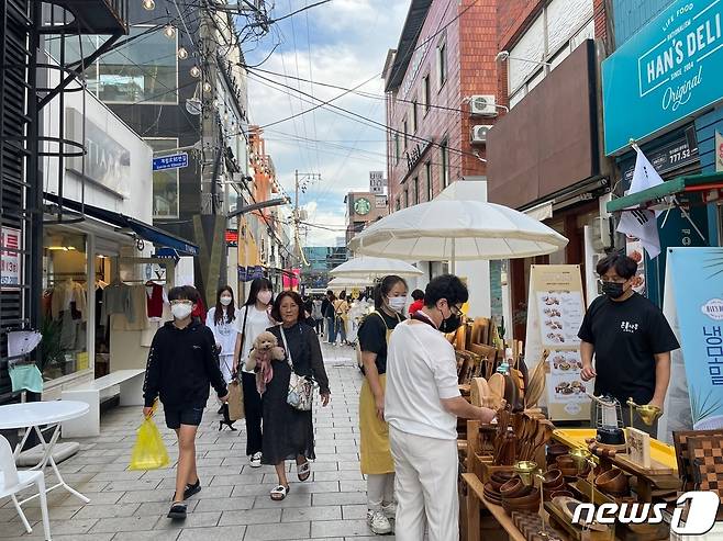 경북 경주시가 중심상권인 금리단길을 새로운 핫플레이스로 만들기 위해 예비 창업자를 모집한다고 밝혔다. 사진은 중심상권 모습.(경주시제공)2023.5.18/뉴스1