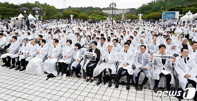 김기현 국민의힘 대표와 이재명 더불어민주당 대표 등 내·외빈들이 18일 오전 광주광역시 북구 운정동 국립5·18민주묘지에서 열린 제43주년 5·18민주화운동 기념식에 자리하고 있다. (공동취재) 2023.5.18/뉴스1 ⓒ News1 황기선 기자