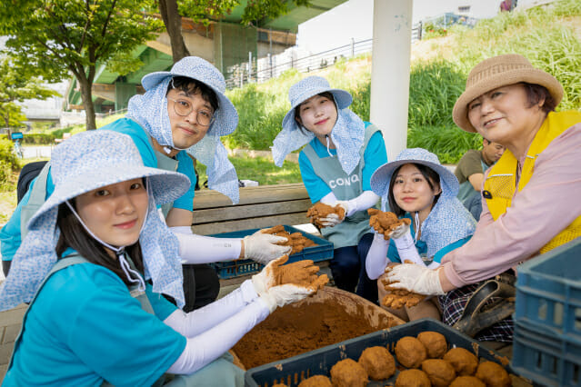 코웨이 임직원 봉사자가 EM흙공을 제작하고 있다. (사진=코웨이)