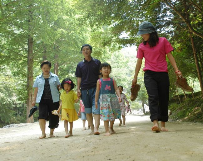 순창군이 오는 20일 강천산 군립공원에서 녹색 숲 힐링바람을 느끼며 산책할 수 있는 ‘강천산 맨발 걷기’행사를 진행한다.[사진제공=순창군]