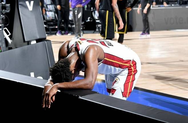 지미 버틀러가 2020 NBA 파이널 5차전에서 경기 막판 자유투를 앞두고 잠시 펜스에 기대어 숨을 고르는 모습. /페이스북