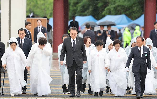 윤석열 대통령이 18일 광주광역시 북구 국립5·18민주묘지에서 열린 제43주년 5·18민주화운동 기념식에 오월어머니회 회원들과 함께 입장하고 있다. /연합뉴스