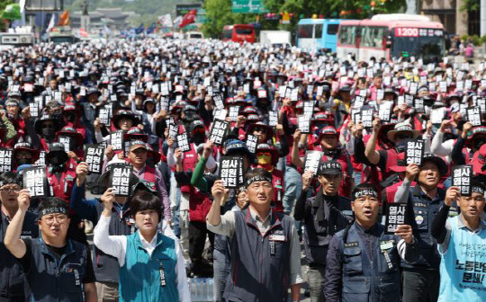 지난 17일 오후 서울시청 앞 세종대로에서 민주노총 주최로 '노동자, 서민을 죽음으로 내모는 윤석열 정권 퇴진 결의대회'가 열리고 있다. 사진=연합뉴스