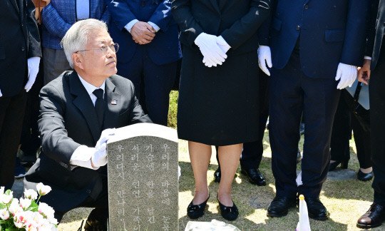 문재인 전 대통령이 지난 17일 오전 광주 북구 운정동 국립5·18민주묘지를 찾아 고(故) 문재학 열사의 묘역을 참배하고 있다. 공동취재=연합뉴스