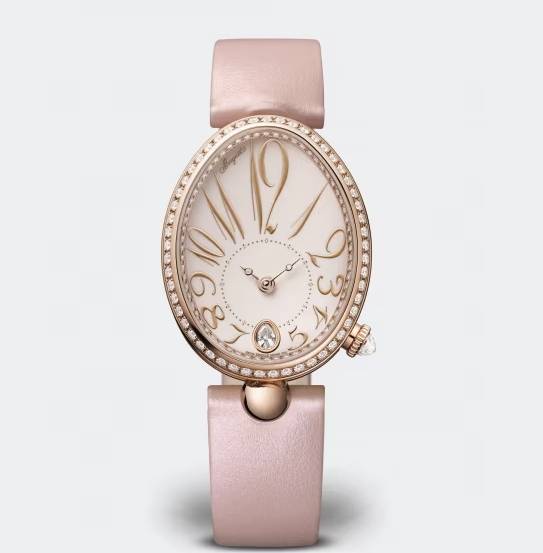 용두가 오른쪽 하단에 달려 개성을 더하는 레인 드 네이플 워치는 브레게(Breguet).