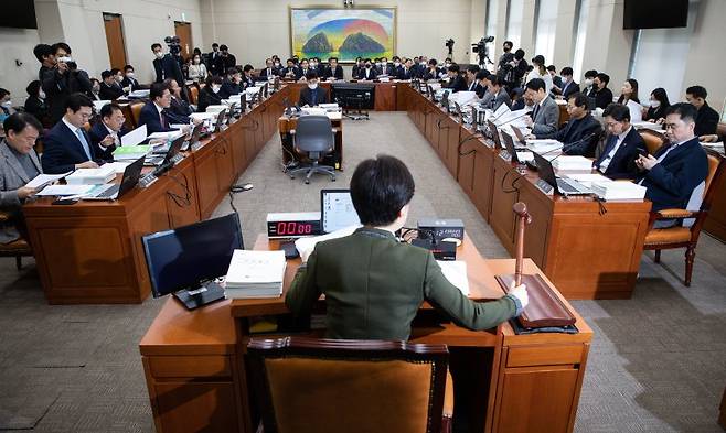 백혜련 국회 정무위원장이 20일 서울 여의도 국회에서 열린 제403회 국회(임시회) 정무위원회 제1차 전체회의에서 의사봉을 두드리고 있다. 2023.2.20/뉴스1