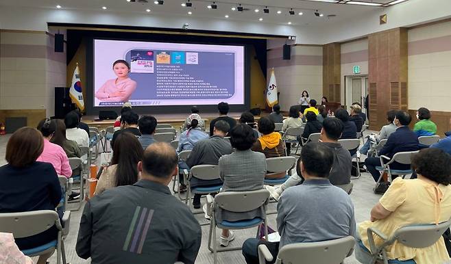 재단법인 남도장터(대표이사 김경호)가 온라인 마케팅 역량 강화를 통한 농수축산물 판매 촉진을 위해 '농산물 판로 확대를 위한 권역별 교육'에 나섰다. 재단법인 남도장터 제공