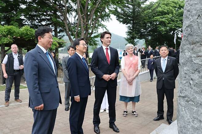 18일 경기 가평군 일원에서 열린 '캐나다 참전 가평전투지 숲길 조성' 기념행사에 참석한 서태원 가평군수(왼쪽부터) 김동연 경기도지사, 쥐스탱 트뤼도 캐나다 총리가 참전비를 바라보고 있다. 가평군 제공