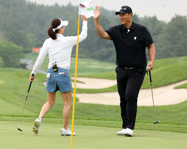 한국프로골프(KPGA) 코리안투어 'SK텔레콤 오픈' 개막을 하루 앞둔 17일 진행된 이벤트 경기인 'SK텔레콤 채리티 오픈 with 아메리칸 익스프레스'에 참가한 박지은, 이대호. 사진제공=SK텔레콤 오픈 2023