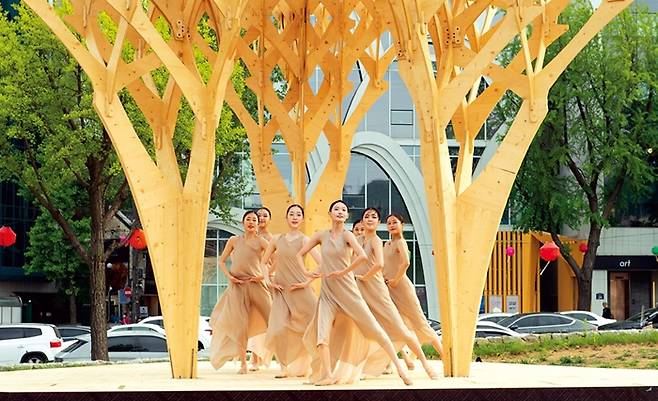 지난 3일 열린송현녹지광장에서 진행된 ‘치유의 파빌리온’ 전시 개막공연 모습.