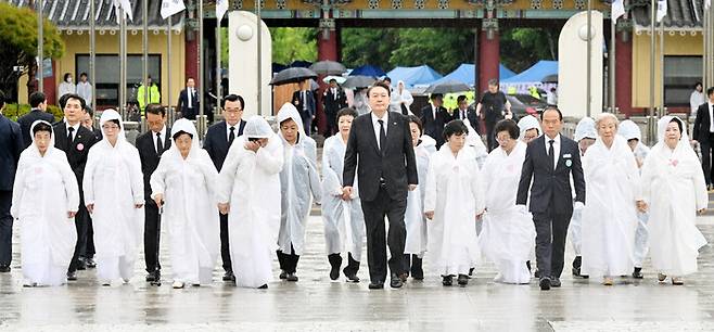 윤석열 대통령이 18일 광주 북구 운정동 국립 5·18민주묘지에서 오월 어머니들과 함께 5·18 민주화운동 43주년 기념식에 참석하고 있다. 연합뉴스