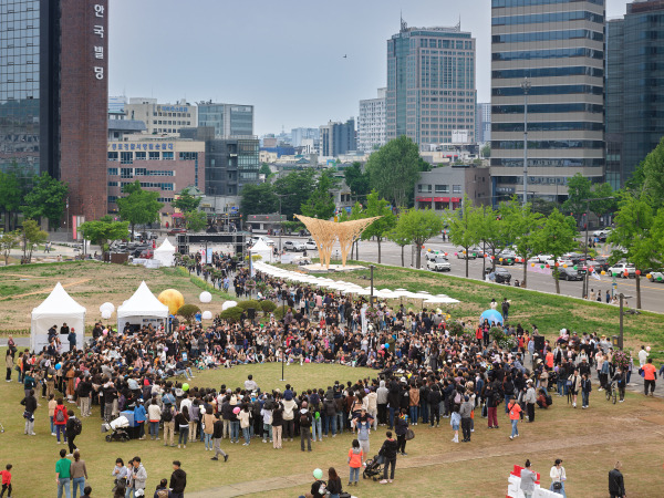 2023 서울서커스페스티벌 중 서남재 '폴로세움' 공연을 관람하는 시민들의 모습. 사진제공=서울문화재단  