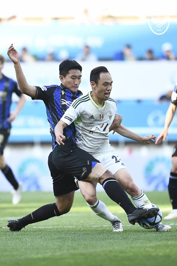 평소 절친한 김동민(왼쪽)과 문선민은 경기장에서 앙숙이 된다.(사진=인천 유나이티드)