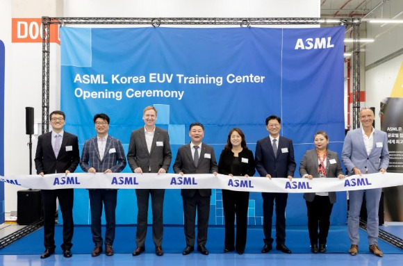 이우경 ASML 코리아 대표(왼쪽 네번째)가 지난 16일 경기 용인시에 위치한 서플러스글로벌 반도체 장비 클러스터 내 글로벌 트레이닝 센터 개소식에 참석해 관계자들과 기념촬영을 하고 있다. [사진=ASML]