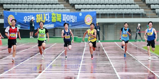 18일 울산종합운동장에서 열린 제17회 전국장애학생체육대회 육상 남자 200m T20(고등부) 결승 경기. 사진 대한장애인체육회