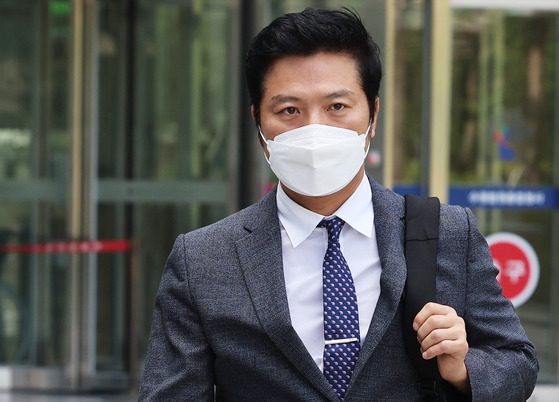 Gangseo District Chief Kim Tae-woo leaves the Suwon District Court on Aug. 12 after a hearing. [YONHAP]