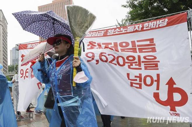 민주노총 공공운수노조 조합원들이 18일 오후 서울 중구 연세대학교세브란스빌딩 앞에서 열린 '올려라 최저임금! 보장하라 실질임금 청소노동자 한마당'에서 최저임금 관문 통과 퍼포먼스를 하며 행진하고 있다.   사진=임형택 기자