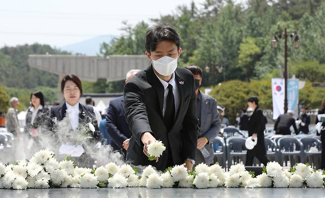 전직 대통령 고 전두환씨의 손자 전우원씨가 지난 17일 광주 북구 국립5·18민주묘지에서 열린 5·18 민중항쟁 제43주년 추모식에 참석해 헌화하고 있다. [사진 출처 = 연합뉴스]