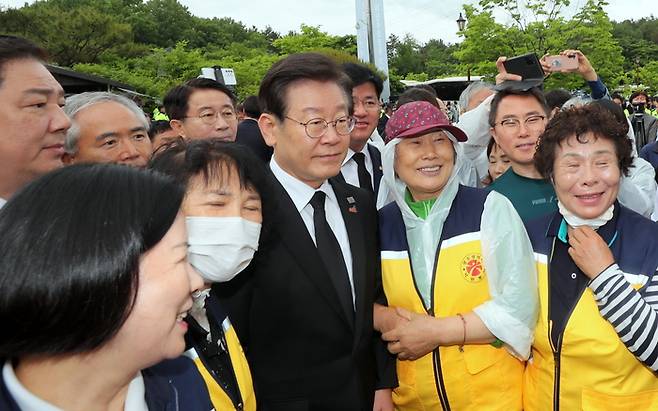 이재명 더불어민주당 대표가 18일 광주 북구 운정동 국립 5·18민주묘지에서 열린 5·18 민주화운동 43주년 기념식에서 참석자들과 기념촬영을 하고 있다. [연합뉴스]