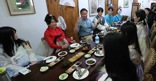 최태원 대한상공회의소 회장이 지난 17일 엑스포 서포터즈와 만찬을 하면서 소통을하고 있다. [사진 출처 = 대한상의]