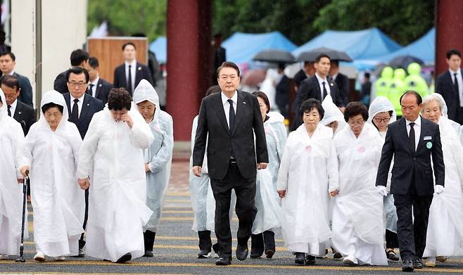 윤석열 대통령이 18일 광주 북구 국립5·18민주묘지에서 열린 제43주년 5·18민주화운동 기념식에 오월어머니회 회원들과 함께 입장하고 있다. (대통령실통신사진기자단) /사진=뉴시스