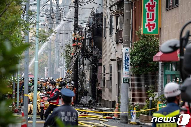 **사진은 기자 내용과 관련없음. (도쿄 AFP=뉴스1) 우동명 기자 = 27일(현지시간) 화재가 발생한 도쿄 긴자에 있는 아파트 단지서 소방대원이 진화 작업을 하고 있다.  ⓒ AFP=뉴스1  Copyright (C) 뉴스1. All rights reserved. 무단 전재 및 재배포 금지.