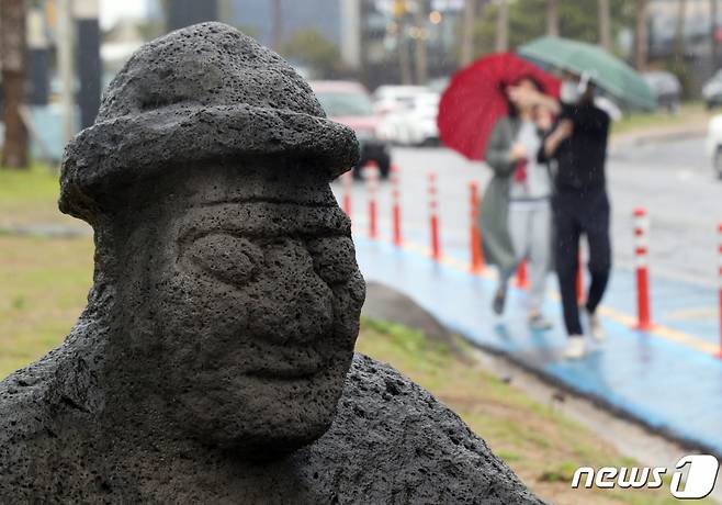 제주 산지와 동부지역에 호우주의보가 발효된 18일 오후 제주시 함덕해수욕장에서 관광객들이 비와 강풍을 피해 발걸음을 옮기고 있다. /사진=뉴스1