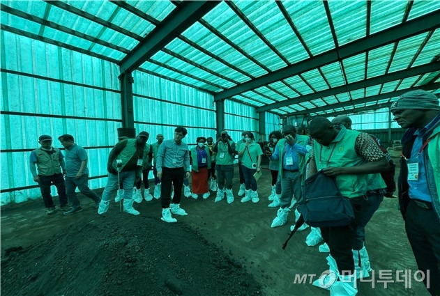 18일 충남 청양군 칠성에너지 영농조합법인을 방문한 잠비아 공무원 등 20여명이 퇴비 부숙화 과정을 직접 살펴보고 있다.