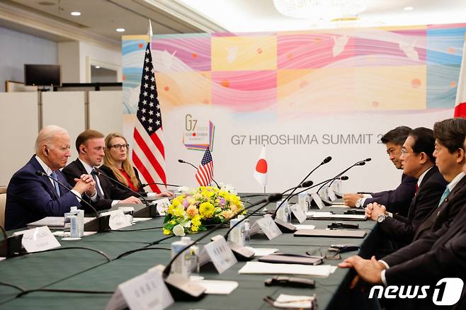 주요 7개국(G7) 정상회의를 하루 앞둔 18일 조 바이든 미국 대통령과 기시다 후미오 일본 총리가 일본 히로시마의 리가로얄 호텔에서 회담하고 있다./로이터=뉴스1