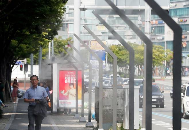 18일은 낮 기온이 지난 17일보다 낮아지고, 일부 남부 지방에서 비가 내릴 전망이다. 사진은 대전 서구 둔산동 갤러리아 인근 거리에 시민들이 지나가는 모습. /사진=뉴스1