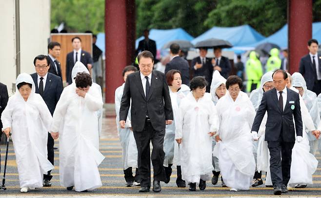 윤석열 대통령이 18일 제43주년 5·18 광주민주화운동 기념식에 참석했다. 사진은 18일 광주 북구 국립 5·18 민주묘지에서 열린 제43주년 5·18민주화운동 기념식에 참석한 윤석열 대통령. /사진=뉴시스(대통령실통신사진기자단)