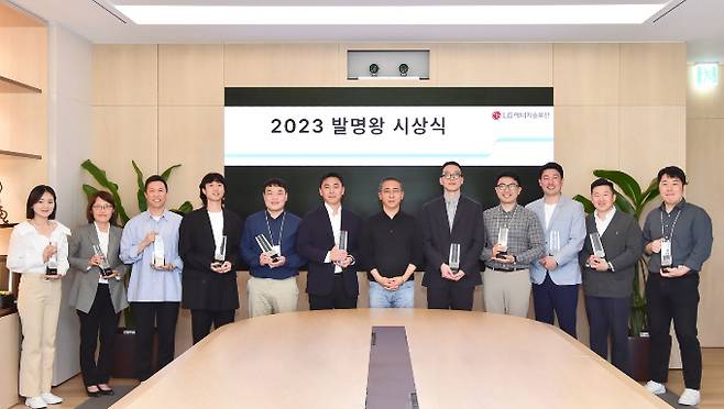 LG에너지솔루션이 2023 발명왕 시상식을 통해 지식재산권 확보 성과를 낸 임직원을 포상했다. 사진은 권영수 LG에너지솔루션 부회장(가운데)와 수상자. /사진=LG에너지솔루션 제공