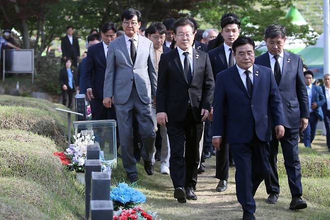 강선우 더불어민주당 대변인이 5월 광주의 진실을 밝히고 산 자의 마땅한 의무를 다하겠다고 강조했다. 사진은 지난 17일 광주 북구 망월민족민주열사묘역을 찾은 이재명 민주당 대표. /사진=뉴스1